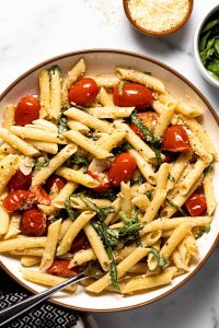 Linguine con aceite de oliva y tomates cherry frescos