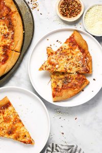 Masa de pizza horneada con aceite de oliva y bordes dorados