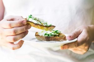 Queso de cabra marinado con aceite de oliva de Alicante