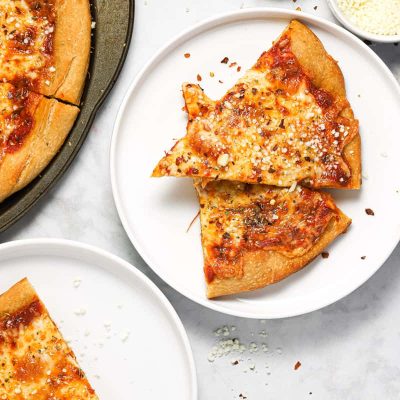 Masa de pizza horneada con aceite de oliva y bordes dorados