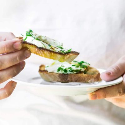 Queso de cabra marinado con aceite de oliva de Alicante